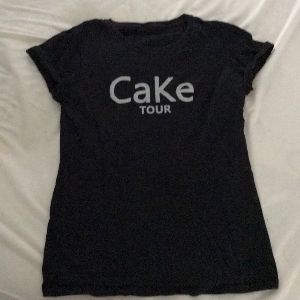 Cara delevingne and Kendall Jenner CaKe Tour shirt